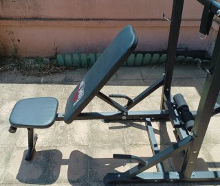Estación de musculación y banco