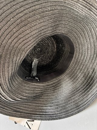 Sombrero de paja negro con pompón