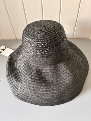 Sombrero de paja negro con pompón