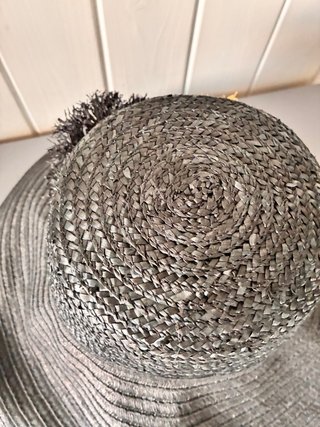 Sombrero de paja negro con pompón