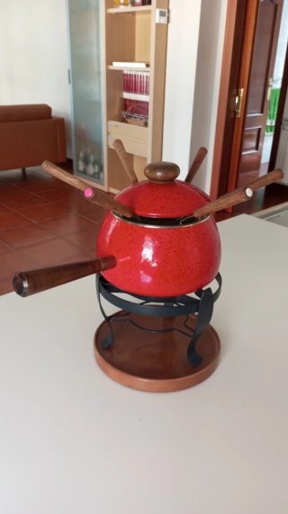 Set de fondue rojo y marrón