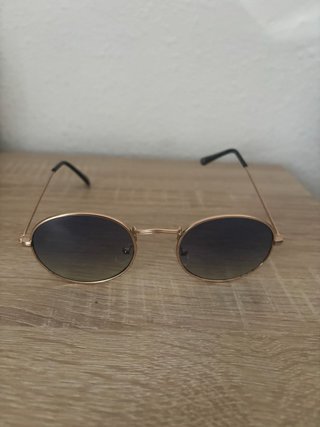 Gafas de sol vintage doradas con lentes oscuras |