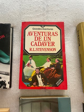 Libros de varios autores (Stephen King, Allan Poe)