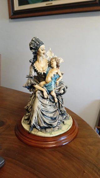 Escultura Cerâmica Mãe e Filho Capodimonte