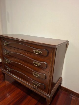 Cómoda de madera con 4 cajones