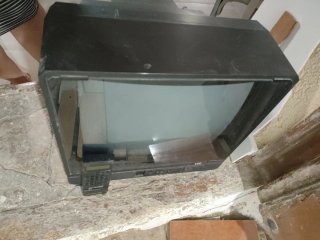 Televisor antiguo con mando
