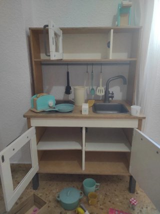 Cocinita de juguete de madera con accesorios