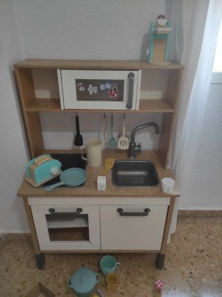 Cocinita de juguete de madera con accesorios