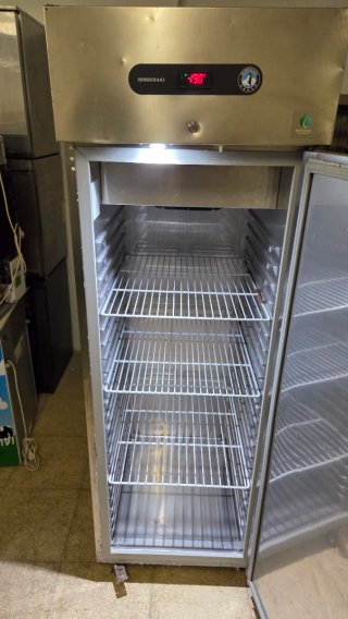 Congelador Vertical Industrial HOSHIZAKI