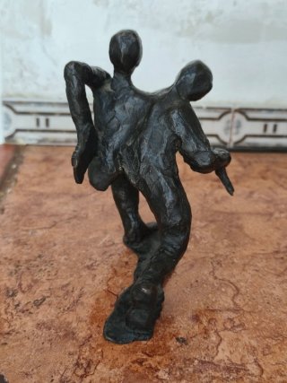 Escultura Figura de bronce abstracta firmada