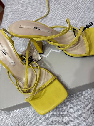 Sandalias tacón Zara amarillas tiras tobillo