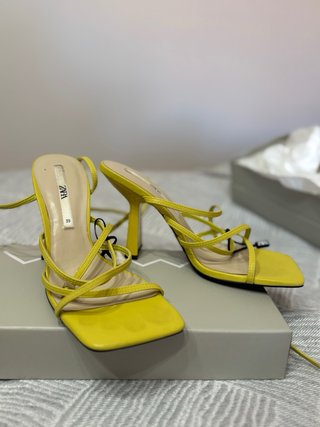 Sandalias tacón Zara amarillas tiras tobillo