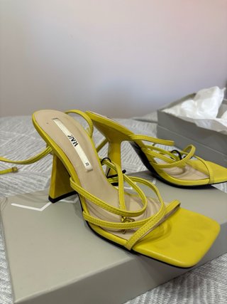 Sandalias tacón Zara amarillas tiras tobillo