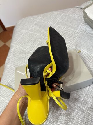Sandalias tacón Zara amarillas tiras tobillo