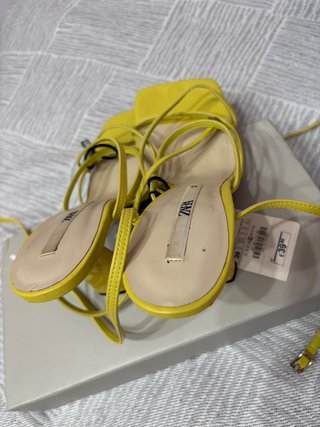 Sandalias tacón Zara amarillas tiras tobillo