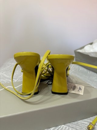 Sandalias tacón Zara amarillas tiras tobillo