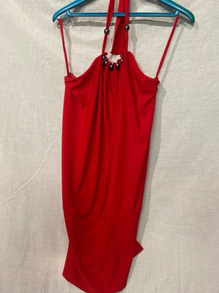 Vestido rojo halter con abalorios