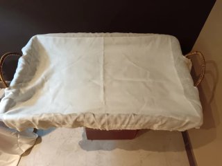 Canasta mimbre con ropa y toallas
