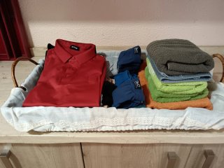 Canasta mimbre con ropa y toallas