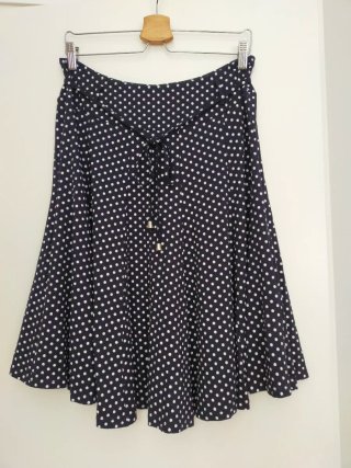 Falda azul marino con lunares