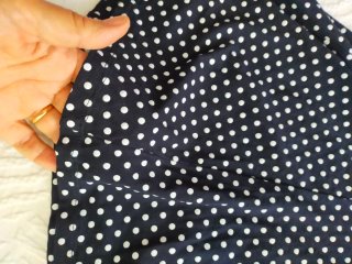 Falda azul marino con lunares