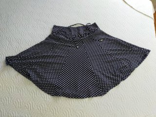 Falda azul marino con lunares