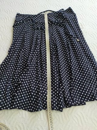 Falda azul marino con lunares