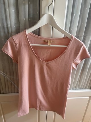 Camiseta Zara rosa cuello pico