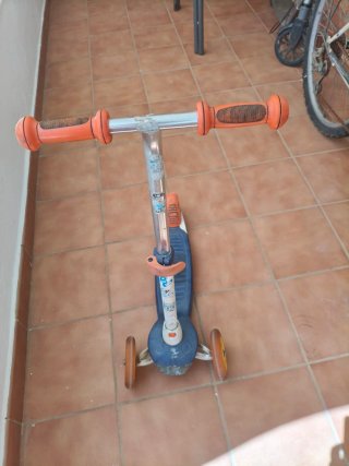 Patinete infantil 3 ruedas naranja y azul