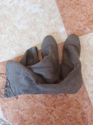 Botas altas planas.