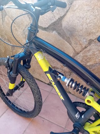 Bicicleta infantil negra y amarilla