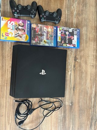 PS4 Pro Negra + 3 Juegos