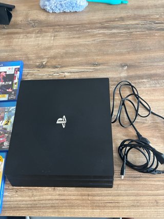 PS4 Pro Negra + 3 Juegos