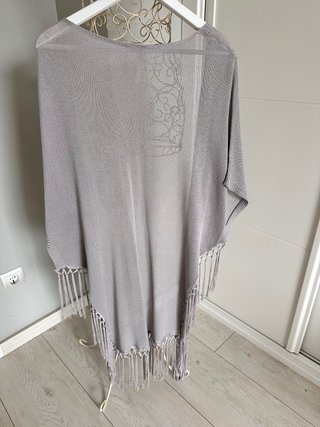 Chaqueta larga gris con flecos