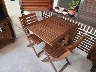 Mesa de madera Teka y 5 sillas a juego