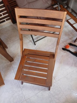 Mesa de madera Teka y 5 sillas a juego