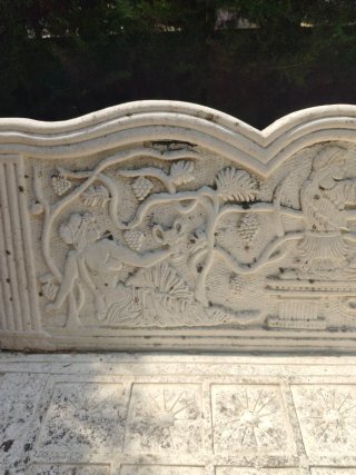 Banco de piedra para jardín con figuras