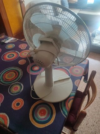 Ventilador de mesa blanco y multicolor