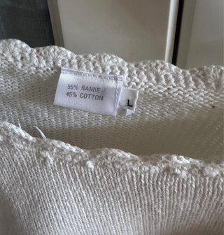 Jersey blanco con bordados y perlas