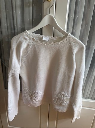 Jersey blanco con bordados y perlas