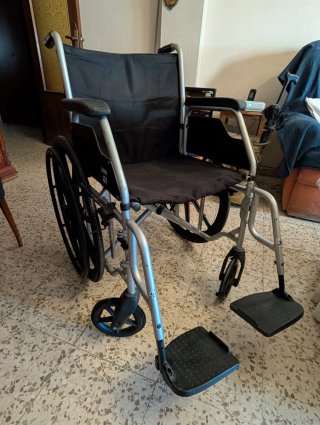 Silla Ruedas (necesita sustitución ruedas pequeña)