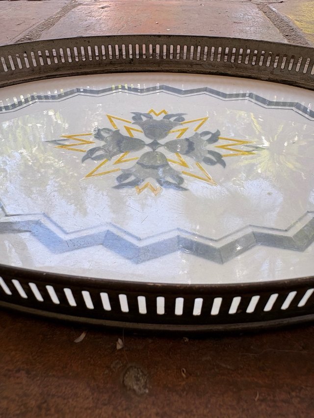 Vassoio maiolica modernista