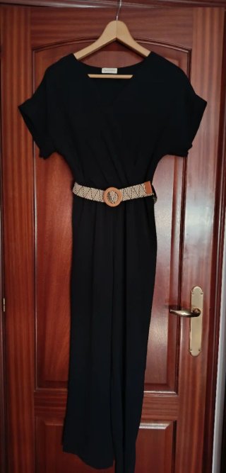 Mono de vestir negro.