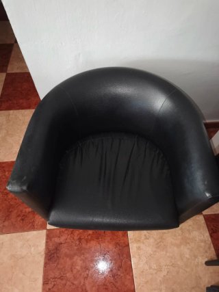 Sofá de piel negro y dos sillones