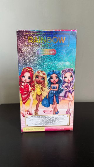 Bambola Rainbow High Sunny Swim & Style