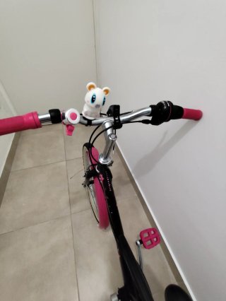 Bicicleta infantil rosa y negra. No hago envíos.