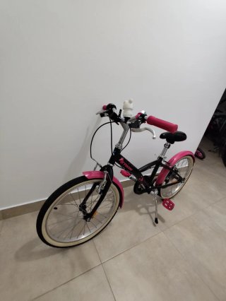 Bicicleta infantil rosa y negra. No hago envíos.