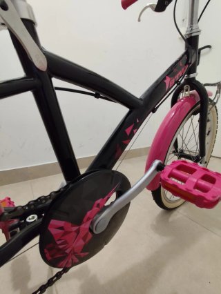 Bicicleta infantil rosa y negra. No hago envíos.