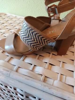 Sandalias pulsera beige y marrón