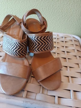 Sandalias pulsera beige y marrón